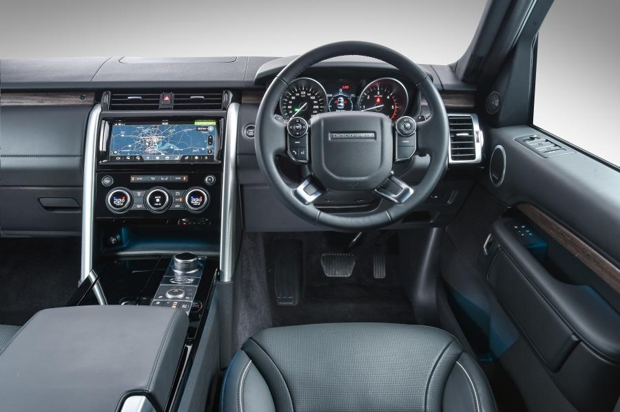 Интерьер Land Rover Discovery HSE Td6 2017 года  (ZA) (фото 3 из 25)